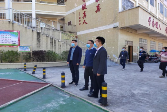 潭江镇镇长罗坤到潭江中学检查食品安全工作