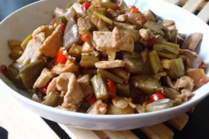 酸爽可口!客家名菜“酸芋荷”,你有多久没吃了?