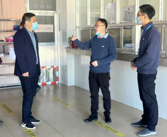 潭江镇镇长罗坤到潭江中学检查食品安全工作