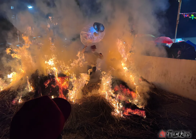雨夜也挡不住!丰顺小伙霸气连跃5座火堆,场面太刺激