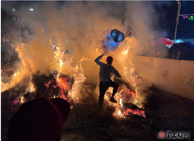 雨夜也挡不住!丰顺小伙霸气连跃5座火堆,场面太刺激