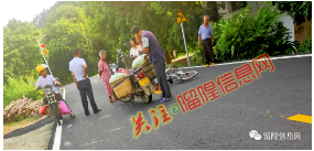 留隍某地发生一起交通事故,一老人受伤倒地…