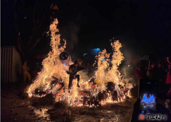 雨夜也挡不住!丰顺小伙霸气连跃5座火堆,场面太刺激