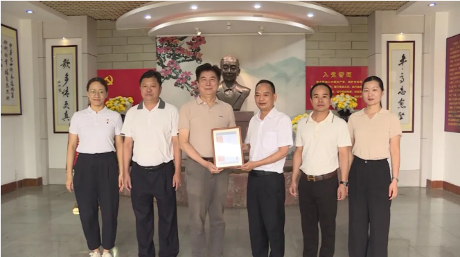 方寸之间镌刻红色记忆|微雕书法作品《七律·李坚真》入藏丰顺县坚真纪念馆