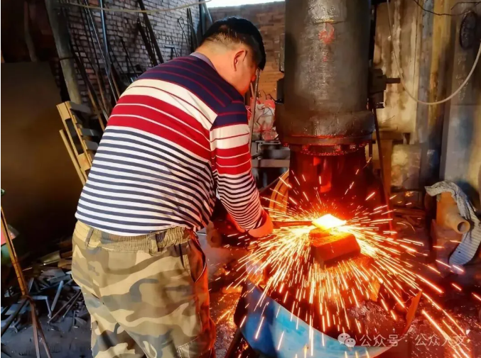 叮当声里的40年，丰顺冯师傅和他的火花人生