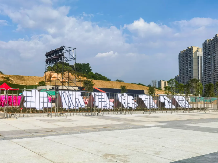 丰顺新地标!体育公园亮相:小鹿、草坪、球场……还有今晚的晚会大舞台