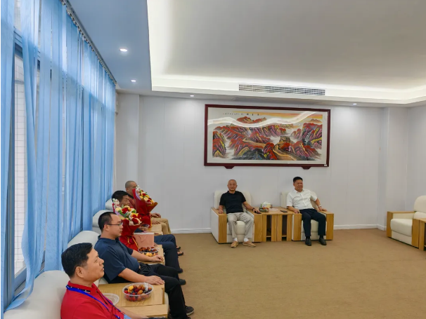 丰顺中学2位老师退休,校长出席欢送会