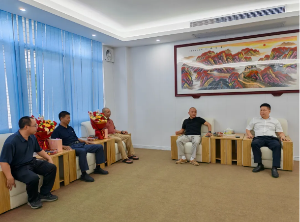 丰顺中学2位老师退休,校长出席欢送会