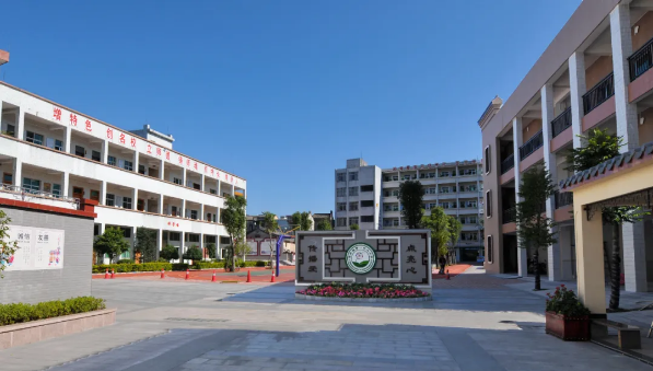 全国文明校园丰顺县汤坑镇第一中心小学：点亮心·传播爱